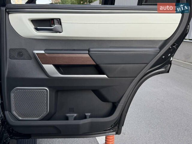 Черный Тойота Секвойя, объемом двигателя 3.5 л и пробегом 1 тыс. км за 150000 $, фото 63 на Automoto.ua