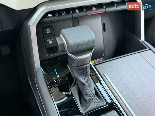 Черный Тойота Секвойя, объемом двигателя 3.5 л и пробегом 1 тыс. км за 150000 $, фото 77 на Automoto.ua