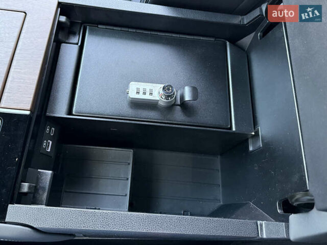 Черный Тойота Секвойя, объемом двигателя 3.5 л и пробегом 1 тыс. км за 150000 $, фото 85 на Automoto.ua