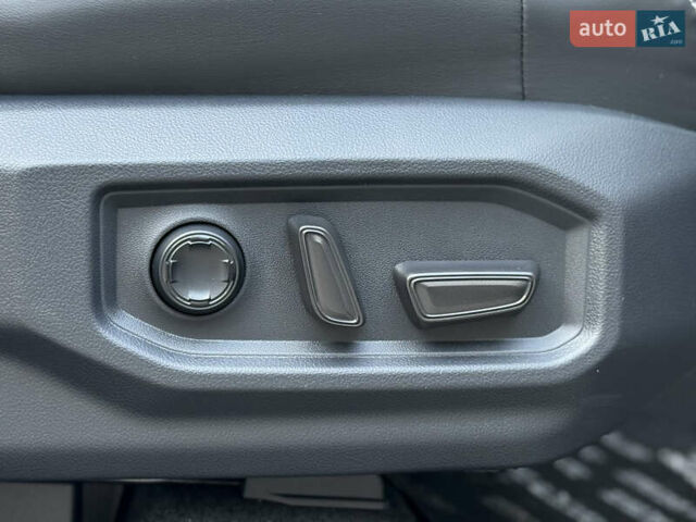 Черный Тойота Секвойя, объемом двигателя 3.5 л и пробегом 1 тыс. км за 150000 $, фото 50 на Automoto.ua