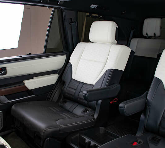 Черный Тойота Секвойя, объемом двигателя 3.45 л и пробегом 3 тыс. км за 145000 $, фото 39 на Automoto.ua