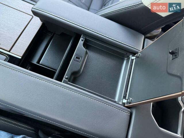 Черный Тойота Секвойя, объемом двигателя 3.5 л и пробегом 1 тыс. км за 150000 $, фото 84 на Automoto.ua
