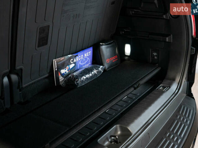 Черный Тойота Секвойя, объемом двигателя 3.45 л и пробегом 3 тыс. км за 145000 $, фото 12 на Automoto.ua