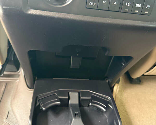 Тойота Секвойя, объемом двигателя 5.7 л и пробегом 130 тыс. км за 43700 $, фото 25 на Automoto.ua