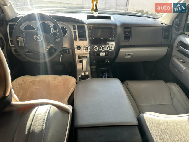 Серый Тойота Секвойя, объемом двигателя 5.7 л и пробегом 289 тыс. км за 22200 $, фото 14 на Automoto.ua