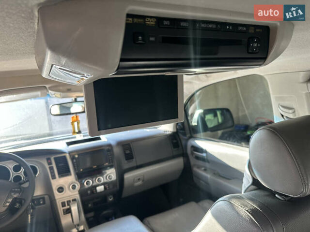 Серый Тойота Секвойя, объемом двигателя 5.7 л и пробегом 289 тыс. км за 22200 $, фото 13 на Automoto.ua