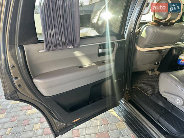 Серый Тойота Секвойя, объемом двигателя 5.7 л и пробегом 289 тыс. км за 22200 $, фото 19 на Automoto.ua