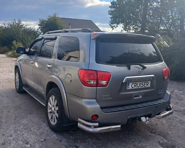 Серый Тойота Секвойя, объемом двигателя 5.66 л и пробегом 200 тыс. км за 23000 $, фото 2 на Automoto.ua