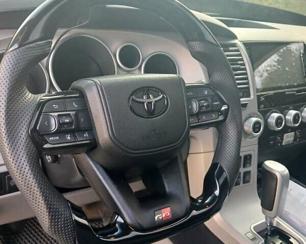 Серый Тойота Секвойя, объемом двигателя 5.66 л и пробегом 200 тыс. км за 23000 $, фото 1 на Automoto.ua