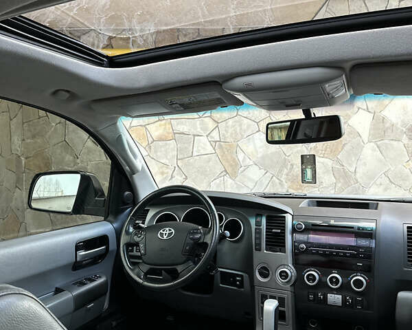 Серый Тойота Секвойя, объемом двигателя 5.7 л и пробегом 250 тыс. км за 19999 $, фото 18 на Automoto.ua