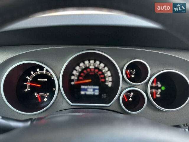 Серый Тойота Секвойя, объемом двигателя 5.7 л и пробегом 250 тыс. км за 19999 $, фото 36 на Automoto.ua