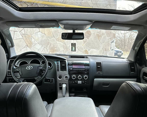 Серый Тойота Секвойя, объемом двигателя 5.7 л и пробегом 250 тыс. км за 19999 $, фото 19 на Automoto.ua