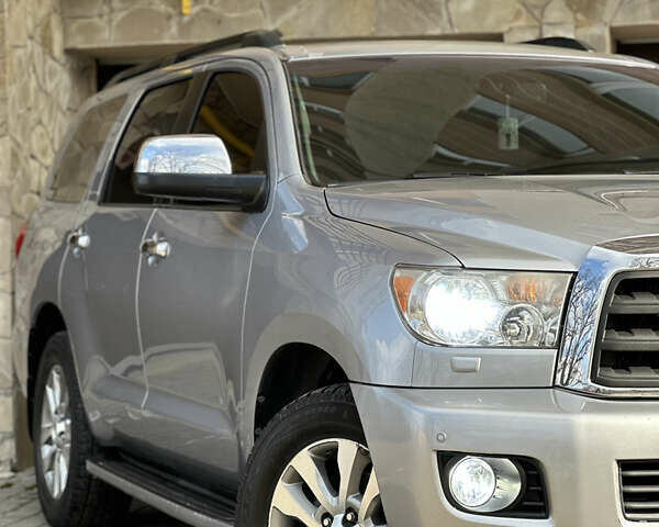 Серый Тойота Секвойя, объемом двигателя 5.7 л и пробегом 250 тыс. км за 19999 $, фото 5 на Automoto.ua