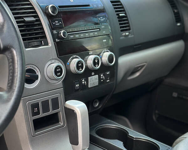 Серый Тойота Секвойя, объемом двигателя 5.7 л и пробегом 250 тыс. км за 19999 $, фото 22 на Automoto.ua