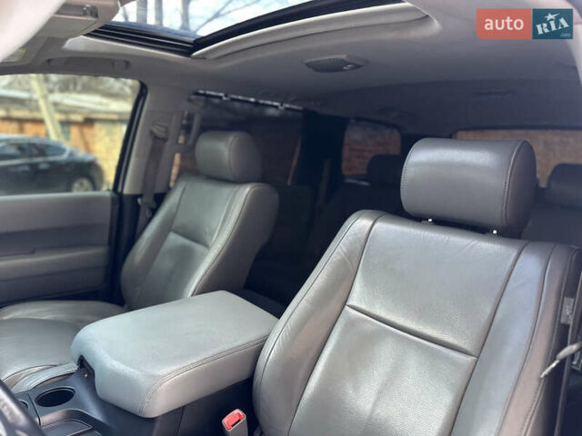 Серый Тойота Секвойя, объемом двигателя 5.7 л и пробегом 250 тыс. км за 19999 $, фото 24 на Automoto.ua