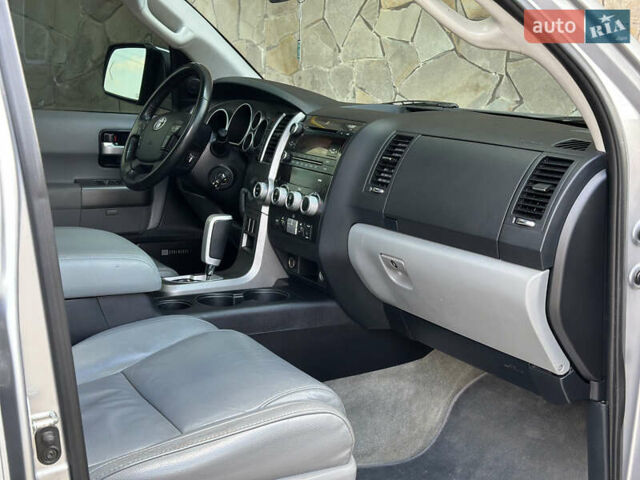 Серый Тойота Секвойя, объемом двигателя 5.7 л и пробегом 250 тыс. км за 19999 $, фото 13 на Automoto.ua