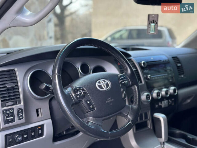 Серый Тойота Секвойя, объемом двигателя 5.7 л и пробегом 250 тыс. км за 19999 $, фото 25 на Automoto.ua