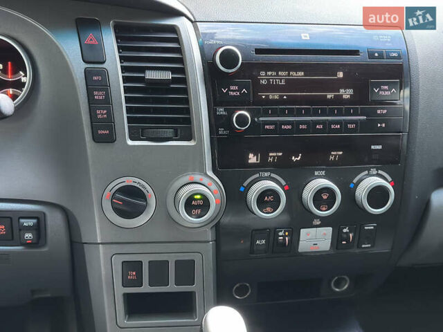 Серый Тойота Секвойя, объемом двигателя 5.7 л и пробегом 250 тыс. км за 19999 $, фото 33 на Automoto.ua