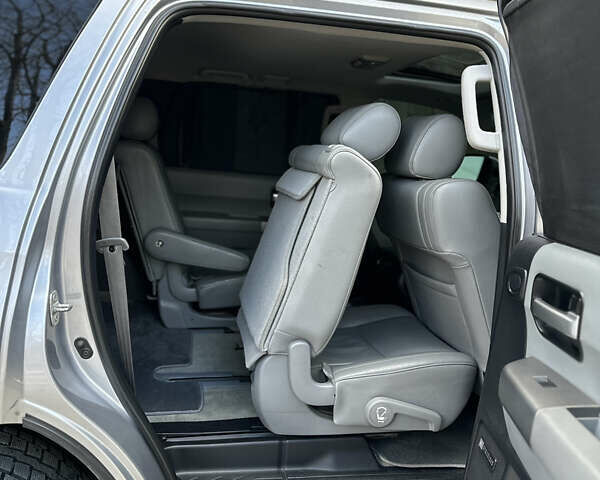 Серый Тойота Секвойя, объемом двигателя 5.7 л и пробегом 250 тыс. км за 19999 $, фото 29 на Automoto.ua