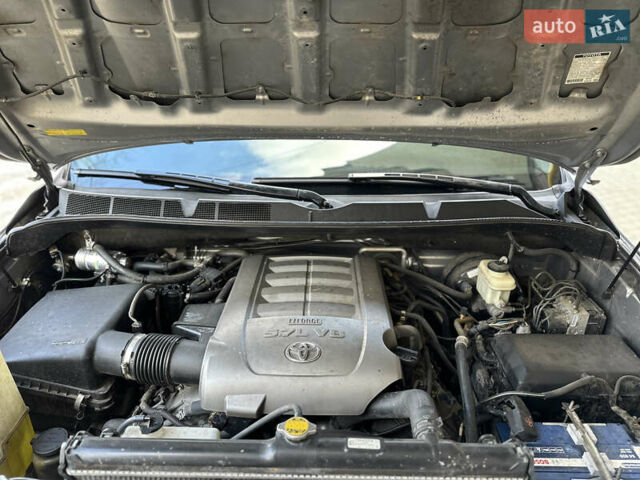 Серый Тойота Секвойя, объемом двигателя 5.7 л и пробегом 250 тыс. км за 19999 $, фото 32 на Automoto.ua
