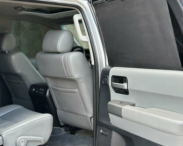 Серый Тойота Секвойя, объемом двигателя 5.7 л и пробегом 250 тыс. км за 19999 $, фото 28 на Automoto.ua