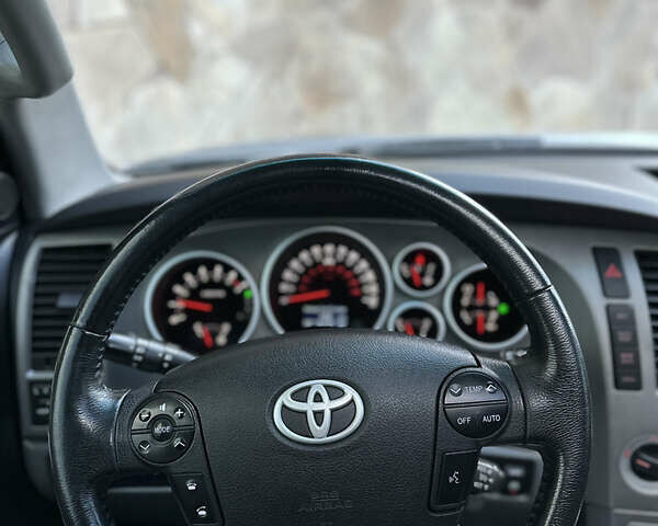 Серый Тойота Секвойя, объемом двигателя 5.7 л и пробегом 250 тыс. км за 19999 $, фото 12 на Automoto.ua