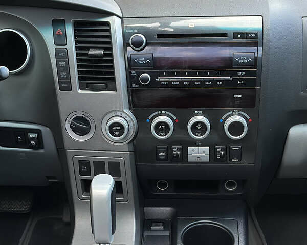 Серый Тойота Секвойя, объемом двигателя 5.7 л и пробегом 250 тыс. км за 19999 $, фото 17 на Automoto.ua