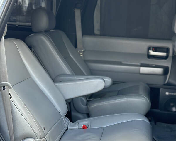 Серый Тойота Секвойя, объемом двигателя 5.7 л и пробегом 250 тыс. км за 19999 $, фото 27 на Automoto.ua