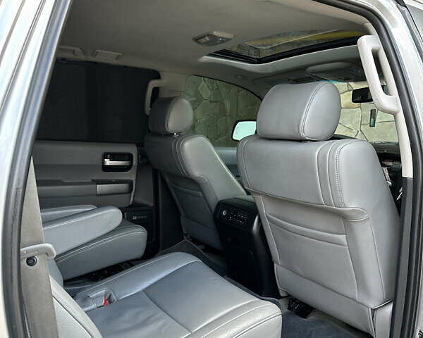 Серый Тойота Секвойя, объемом двигателя 5.7 л и пробегом 250 тыс. км за 19999 $, фото 31 на Automoto.ua