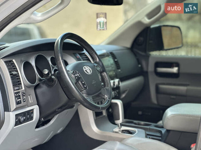 Серый Тойота Секвойя, объемом двигателя 5.7 л и пробегом 250 тыс. км за 19999 $, фото 23 на Automoto.ua