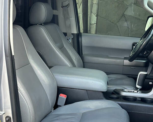 Серый Тойота Секвойя, объемом двигателя 5.7 л и пробегом 250 тыс. км за 19999 $, фото 16 на Automoto.ua