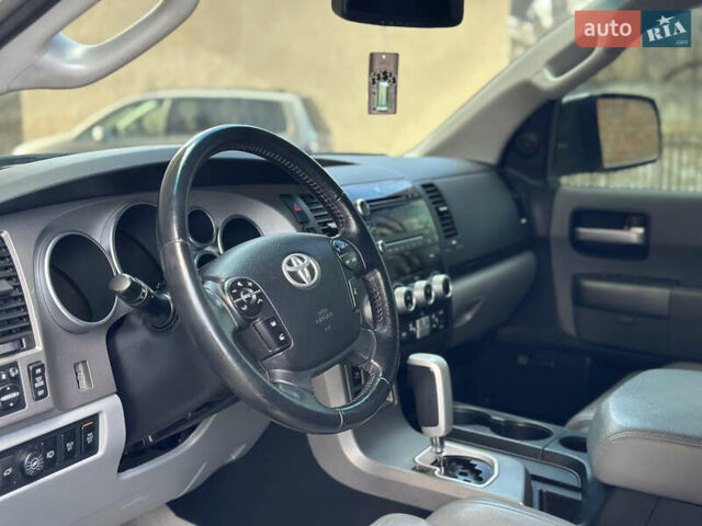 Серый Тойота Секвойя, объемом двигателя 5.7 л и пробегом 250 тыс. км за 19999 $, фото 26 на Automoto.ua