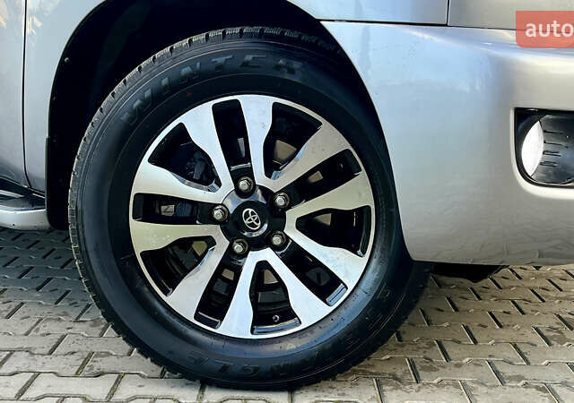 Серый Тойота Секвойя, объемом двигателя 5.7 л и пробегом 185 тыс. км за 24500 $, фото 10 на Automoto.ua