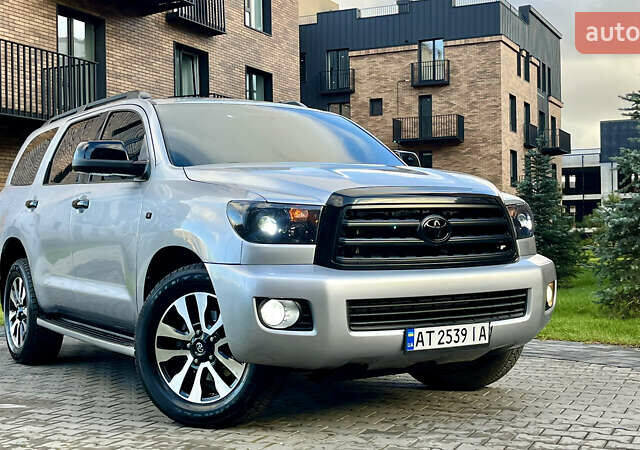 Серый Тойота Секвойя, объемом двигателя 5.7 л и пробегом 185 тыс. км за 24500 $, фото 1 на Automoto.ua