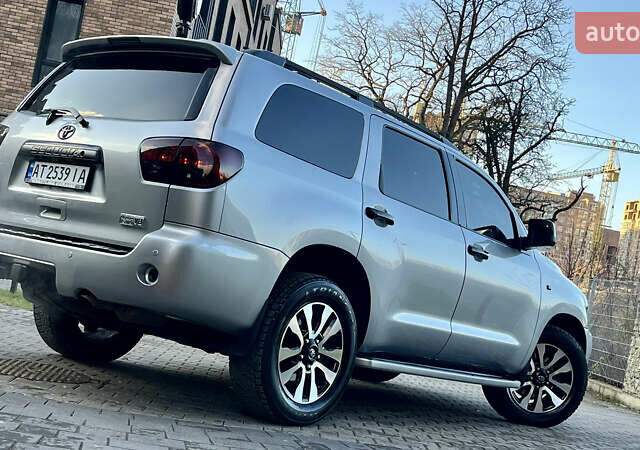 Серый Тойота Секвойя, объемом двигателя 5.7 л и пробегом 185 тыс. км за 24500 $, фото 39 на Automoto.ua