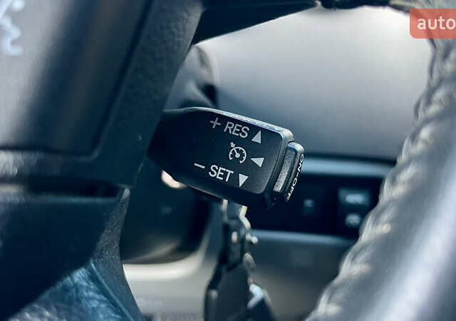 Серый Тойота Секвойя, объемом двигателя 5.7 л и пробегом 185 тыс. км за 24500 $, фото 104 на Automoto.ua