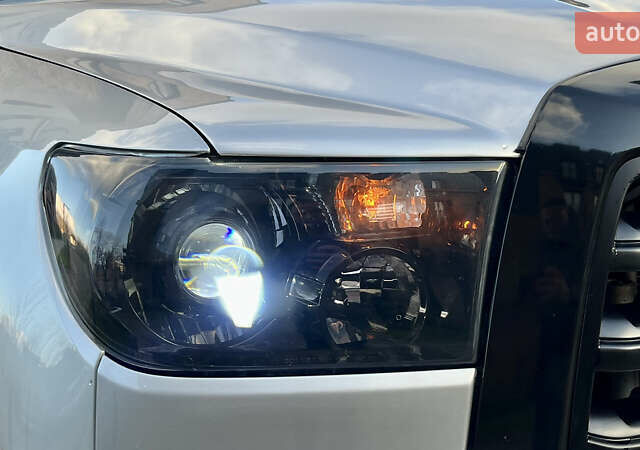 Серый Тойота Секвойя, объемом двигателя 5.7 л и пробегом 185 тыс. км за 24500 $, фото 7 на Automoto.ua