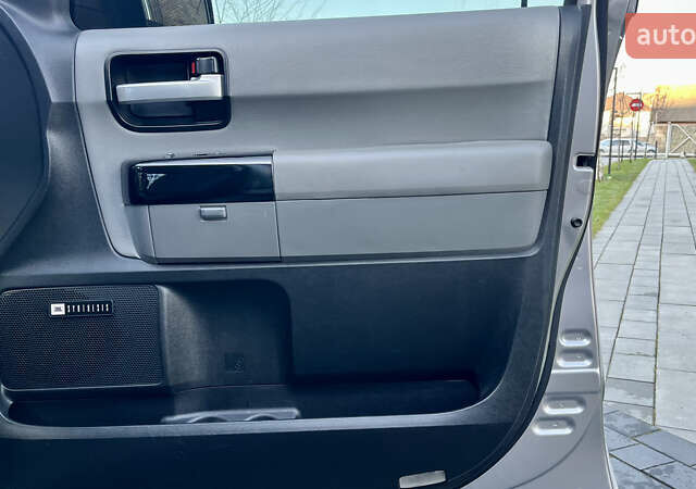 Серый Тойота Секвойя, объемом двигателя 5.7 л и пробегом 185 тыс. км за 24500 $, фото 66 на Automoto.ua