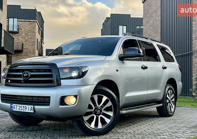 Серый Тойота Секвойя, объемом двигателя 5.7 л и пробегом 185 тыс. км за 24500 $, фото 25 на Automoto.ua