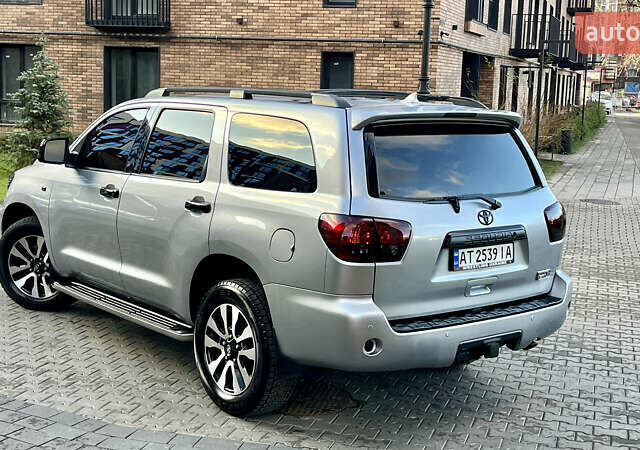 Серый Тойота Секвойя, объемом двигателя 5.7 л и пробегом 185 тыс. км за 24500 $, фото 21 на Automoto.ua