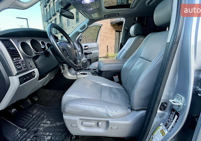 Серый Тойота Секвойя, объемом двигателя 5.7 л и пробегом 185 тыс. км за 24500 $, фото 88 на Automoto.ua