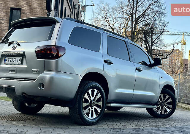 Серый Тойота Секвойя, объемом двигателя 5.7 л и пробегом 185 тыс. км за 24500 $, фото 40 на Automoto.ua