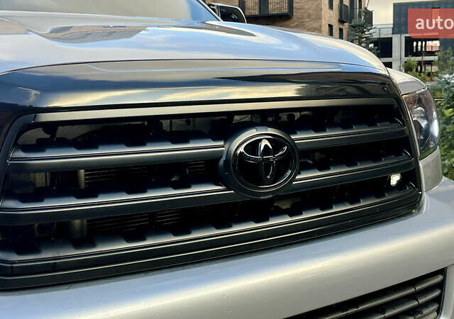 Серый Тойота Секвойя, объемом двигателя 5.7 л и пробегом 185 тыс. км за 24500 $, фото 9 на Automoto.ua