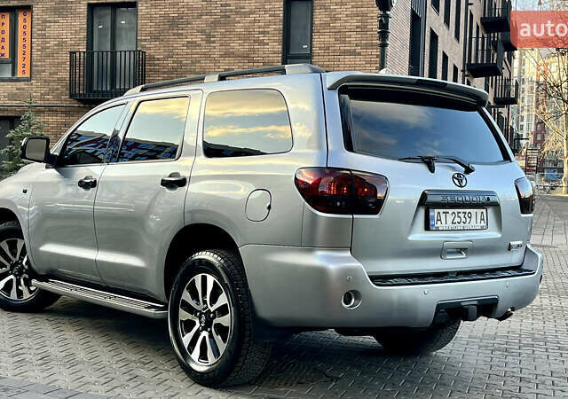 Серый Тойота Секвойя, объемом двигателя 5.7 л и пробегом 185 тыс. км за 24500 $, фото 18 на Automoto.ua