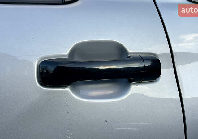 Серый Тойота Секвойя, объемом двигателя 5.7 л и пробегом 185 тыс. км за 24500 $, фото 36 на Automoto.ua