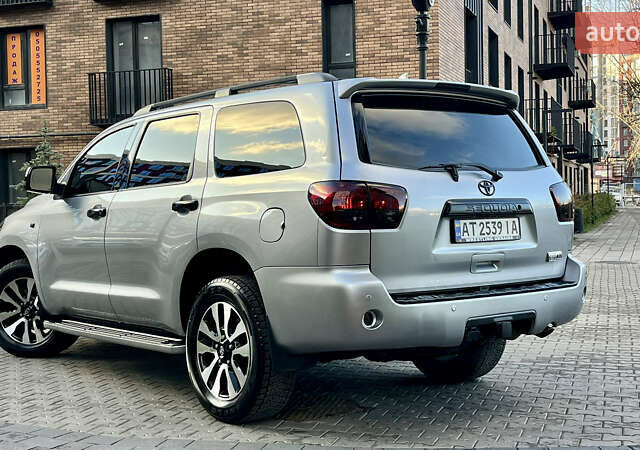 Серый Тойота Секвойя, объемом двигателя 5.7 л и пробегом 185 тыс. км за 24500 $, фото 20 на Automoto.ua