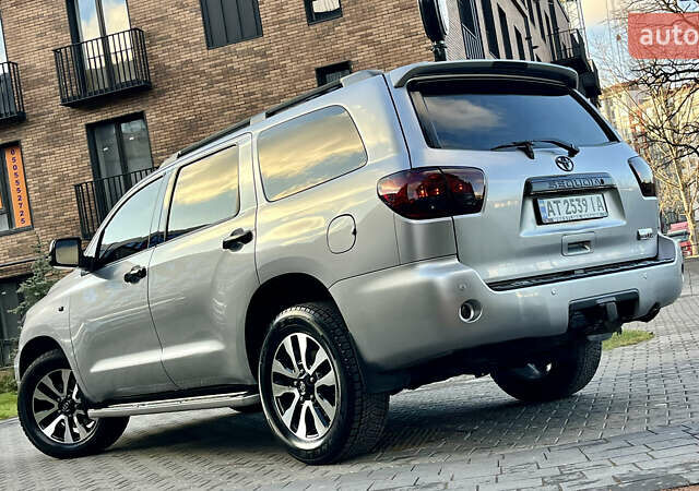 Серый Тойота Секвойя, объемом двигателя 5.7 л и пробегом 185 тыс. км за 24500 $, фото 22 на Automoto.ua