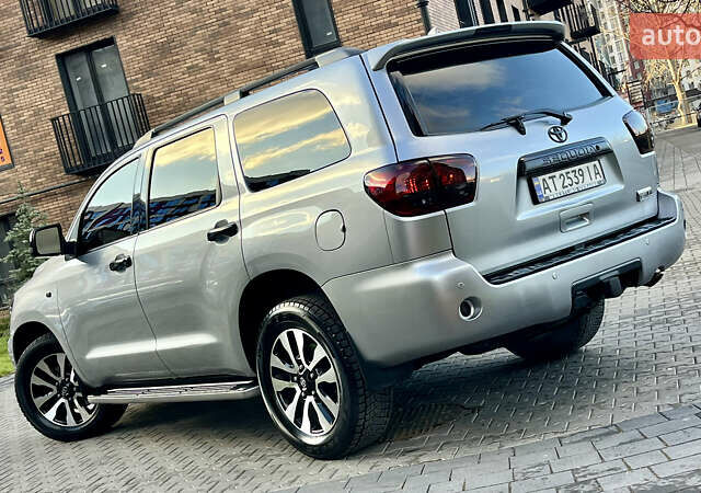 Серый Тойота Секвойя, объемом двигателя 5.7 л и пробегом 185 тыс. км за 24500 $, фото 19 на Automoto.ua