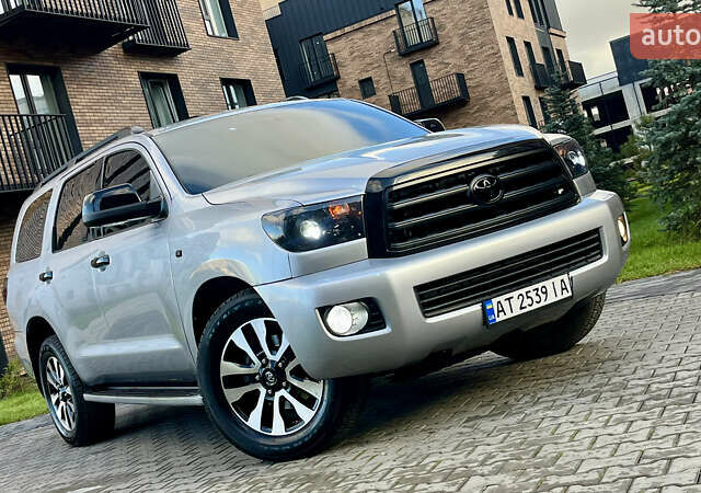 Серый Тойота Секвойя, объемом двигателя 5.7 л и пробегом 185 тыс. км за 24500 $, фото 2 на Automoto.ua