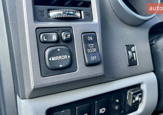 Серый Тойота Секвойя, объемом двигателя 5.7 л и пробегом 185 тыс. км за 24500 $, фото 84 на Automoto.ua